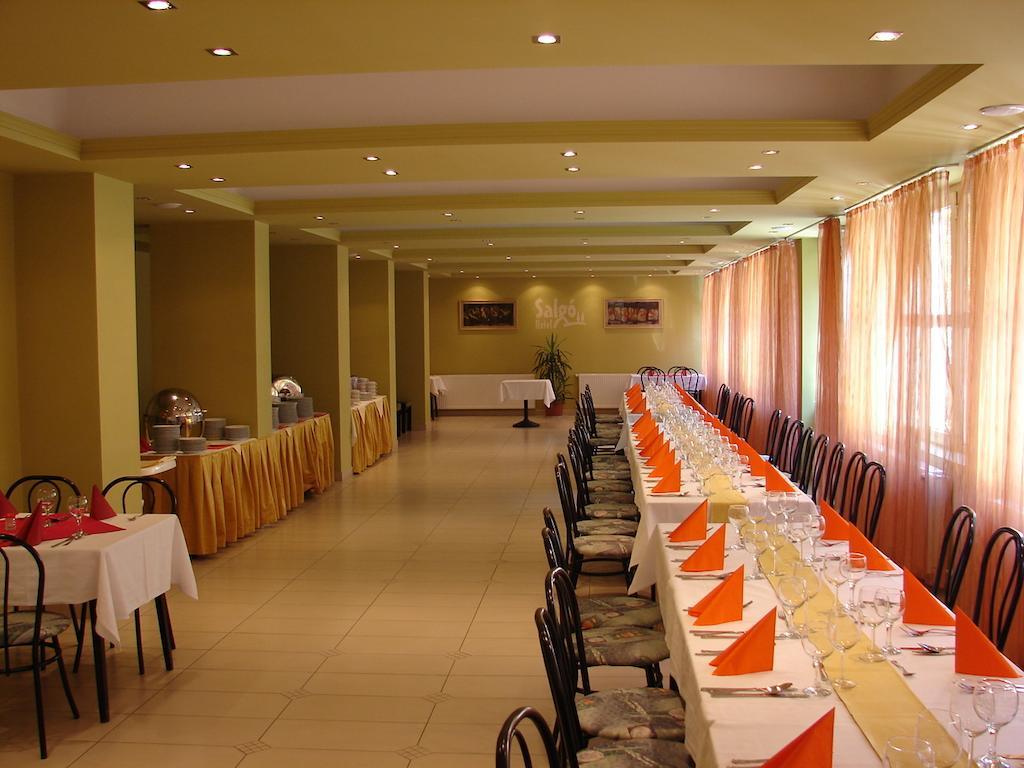 Salgo Hotel Salgotarjan Ngoại thất bức ảnh